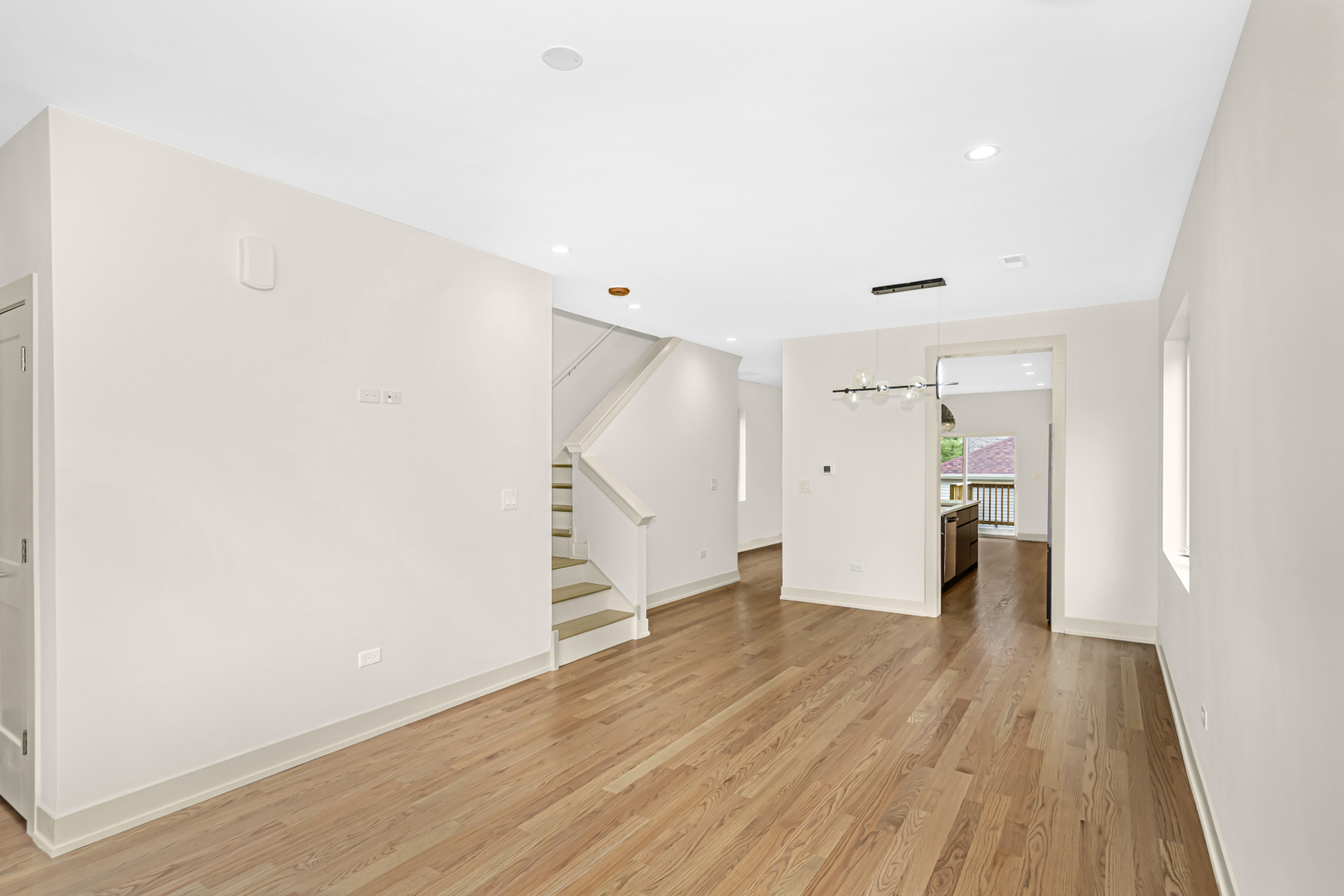 6519 S Langley Avenue Property Photo 5