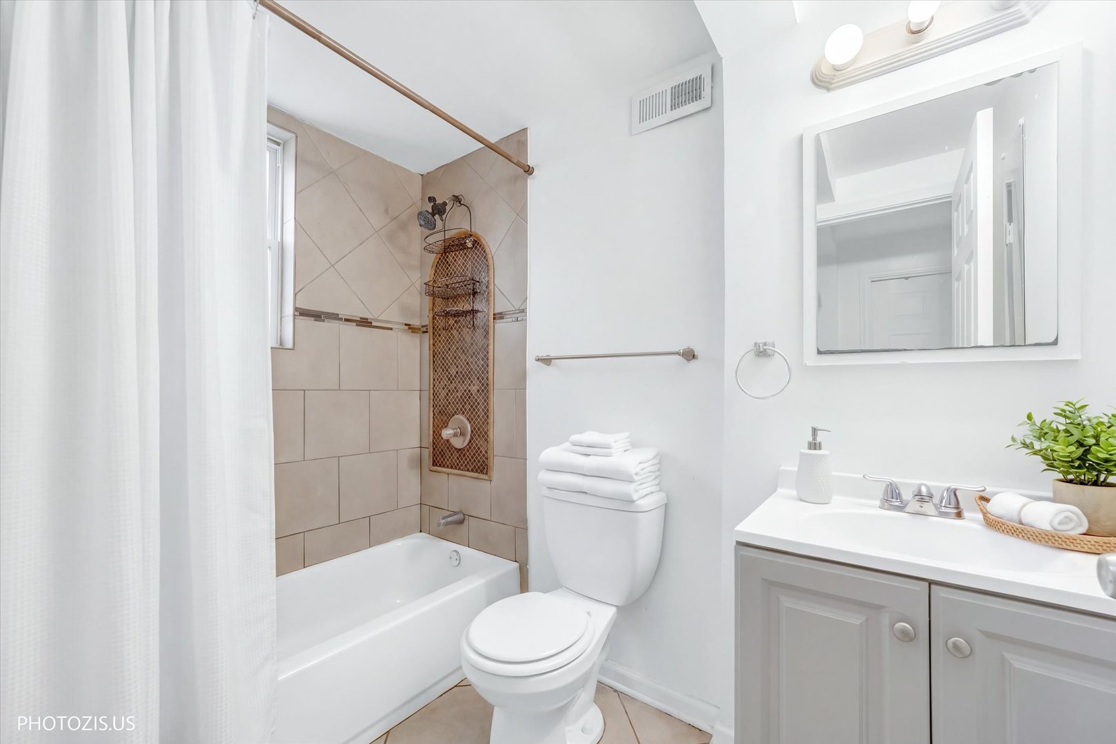 2238 N Lorel Avenue Property Photo 7