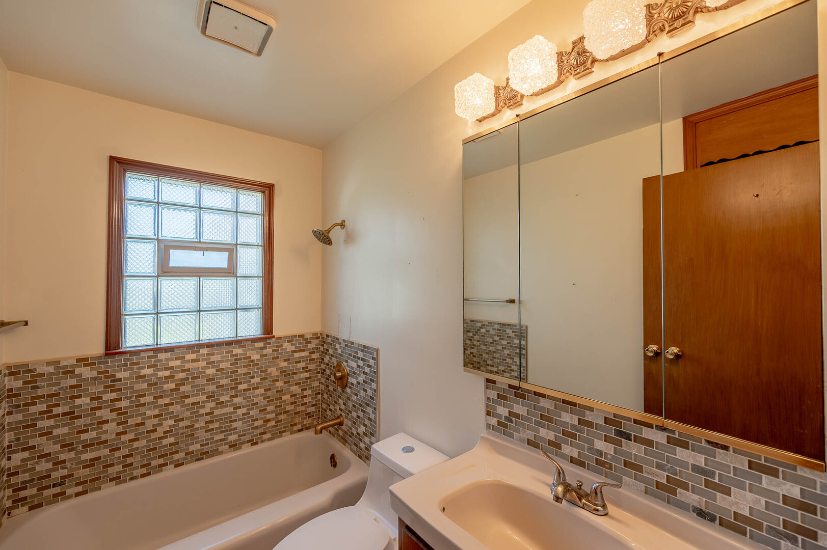 20185 Torrence Avenue Property Photo 11