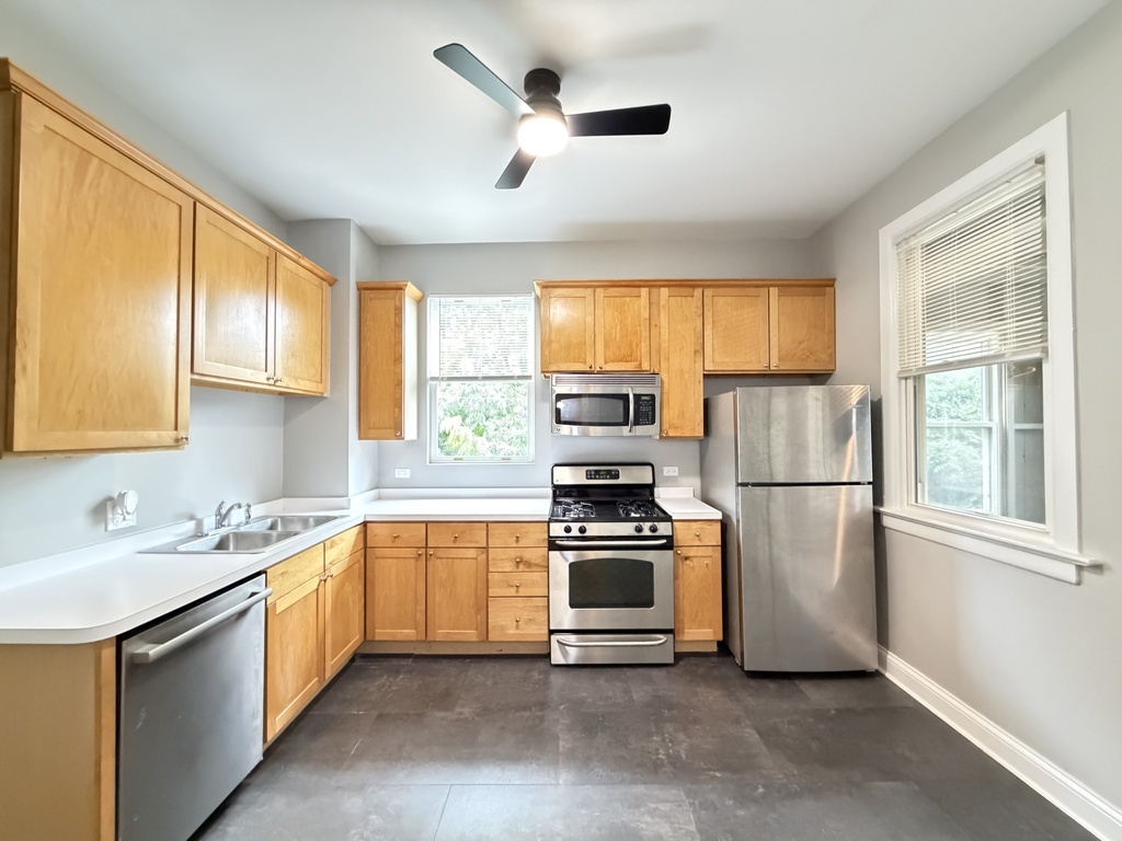 2101 W Montrose Avenue 2 Property Photo 2