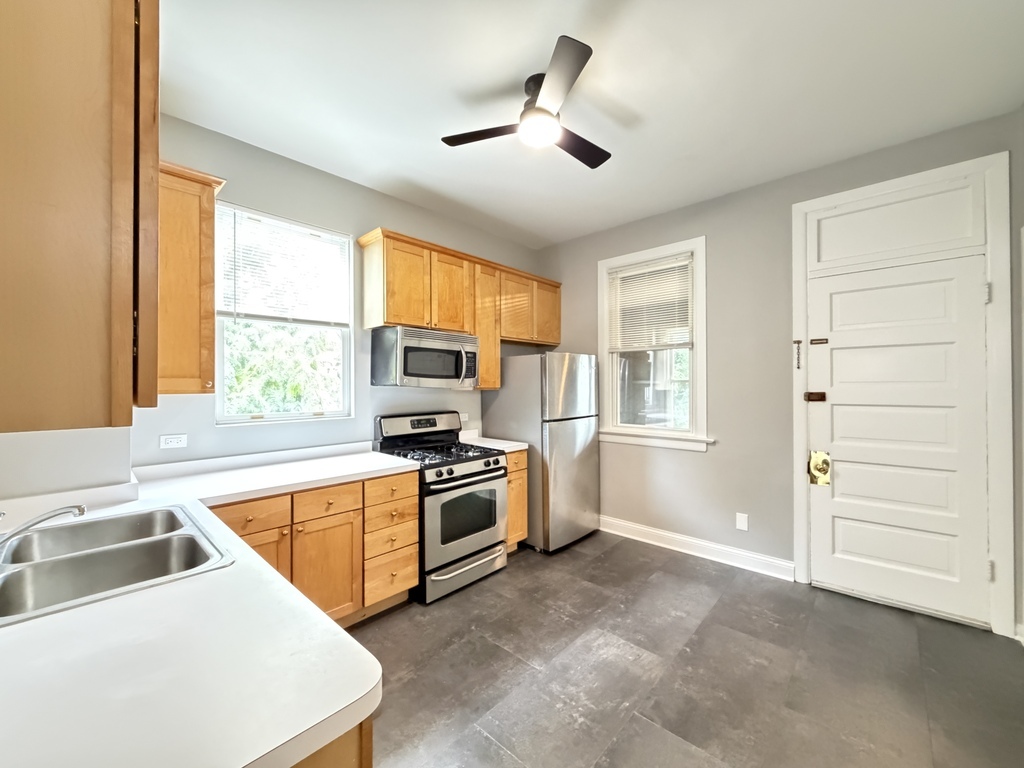 2101 W Montrose Avenue 2 Property Photo 3
