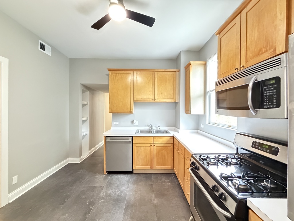 2101 W Montrose Avenue 2 Property Photo 4