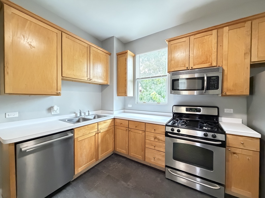2101 W Montrose Avenue 2 Property Photo 5