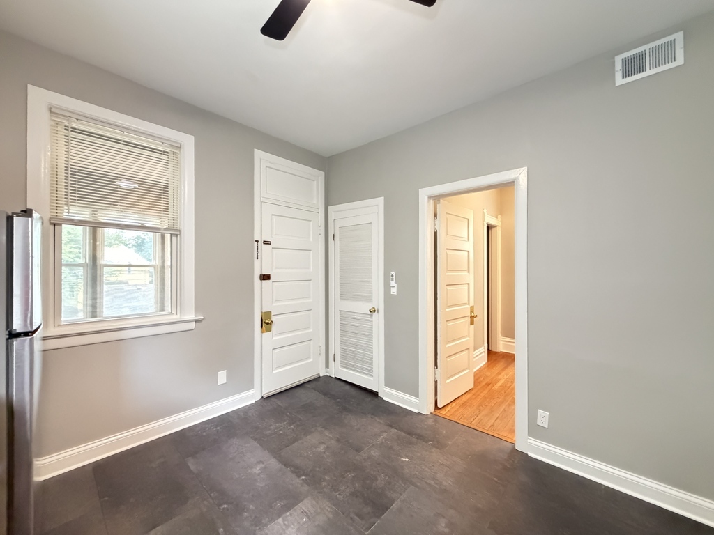 2101 W Montrose Avenue 2 Property Photo 6