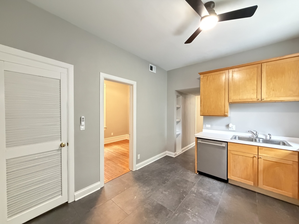 2101 W Montrose Avenue 2 Property Photo 7