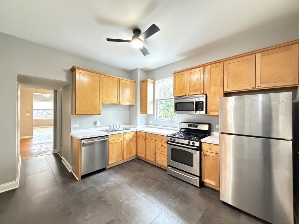 2101 W Montrose Avenue 2 Property Photo 8