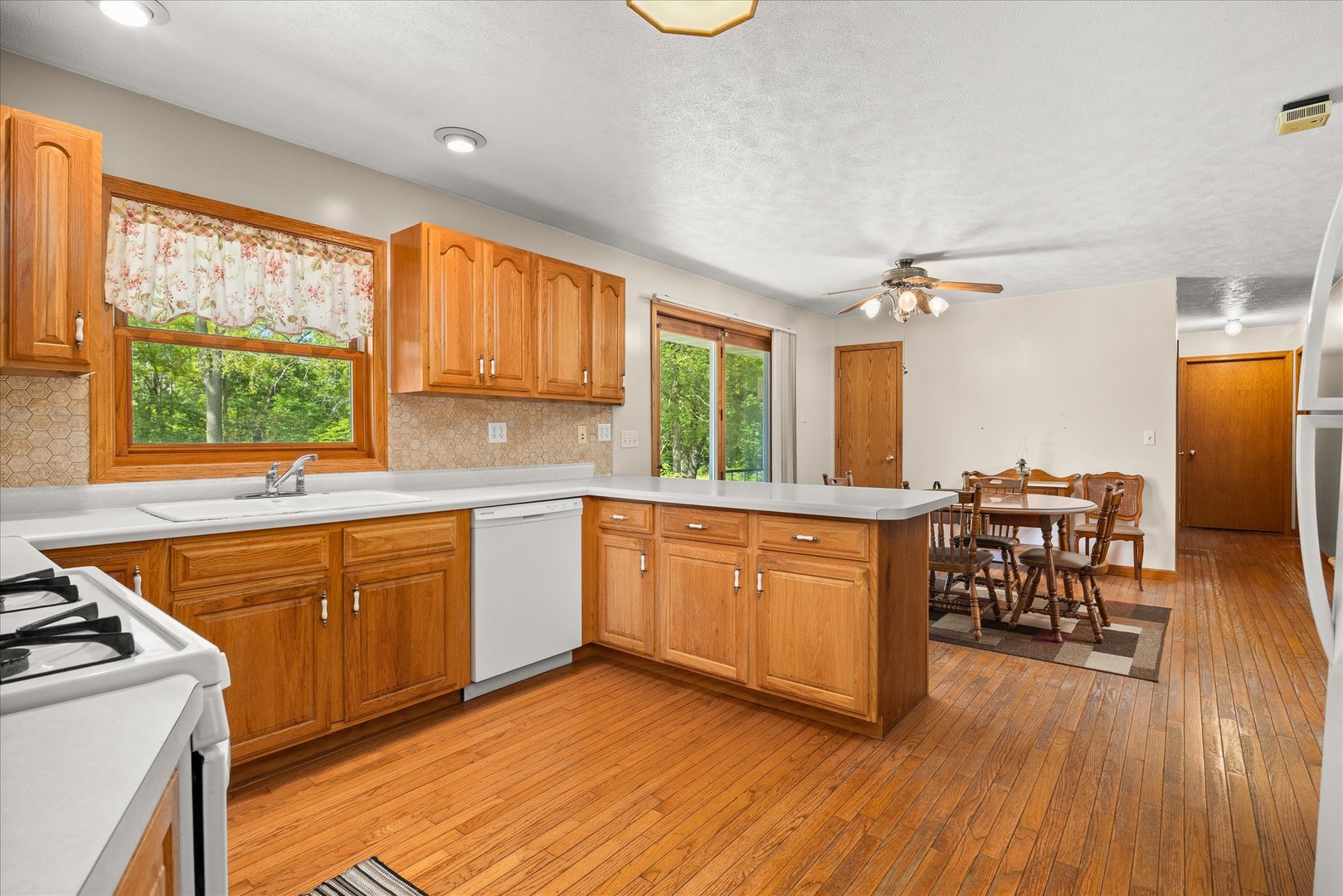 1608 S Hawthorne Road Property Photo 12