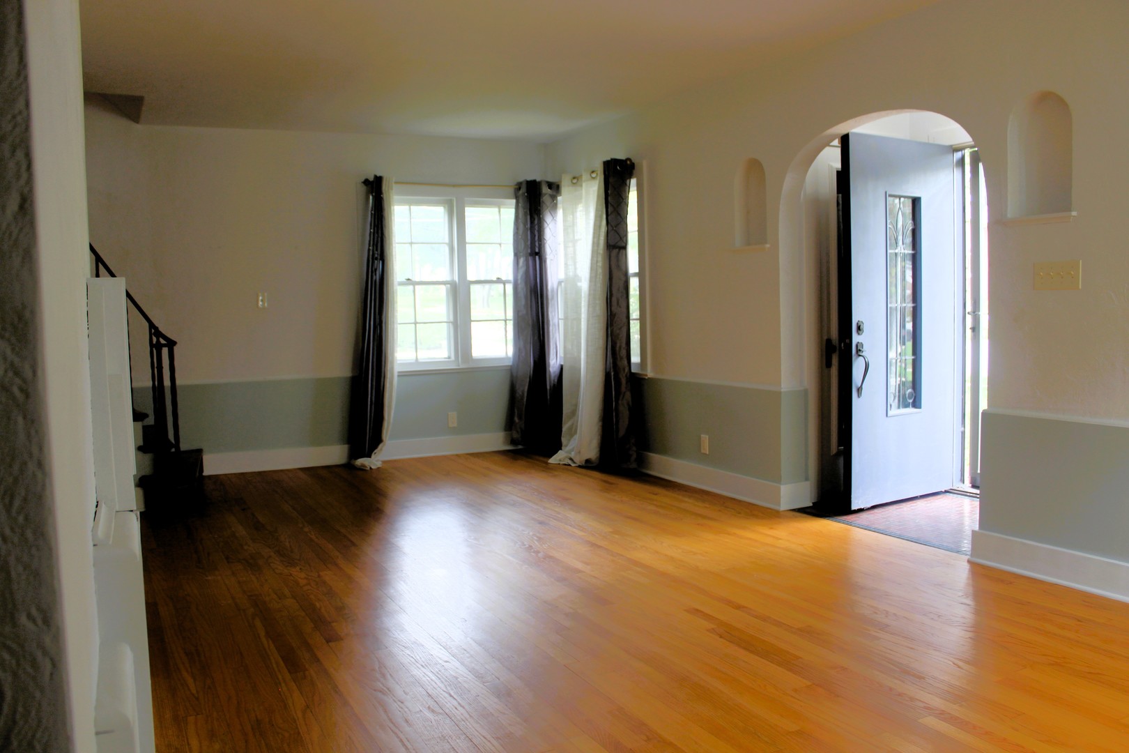 1351 W Lincoln Boulevard Property Photo 4