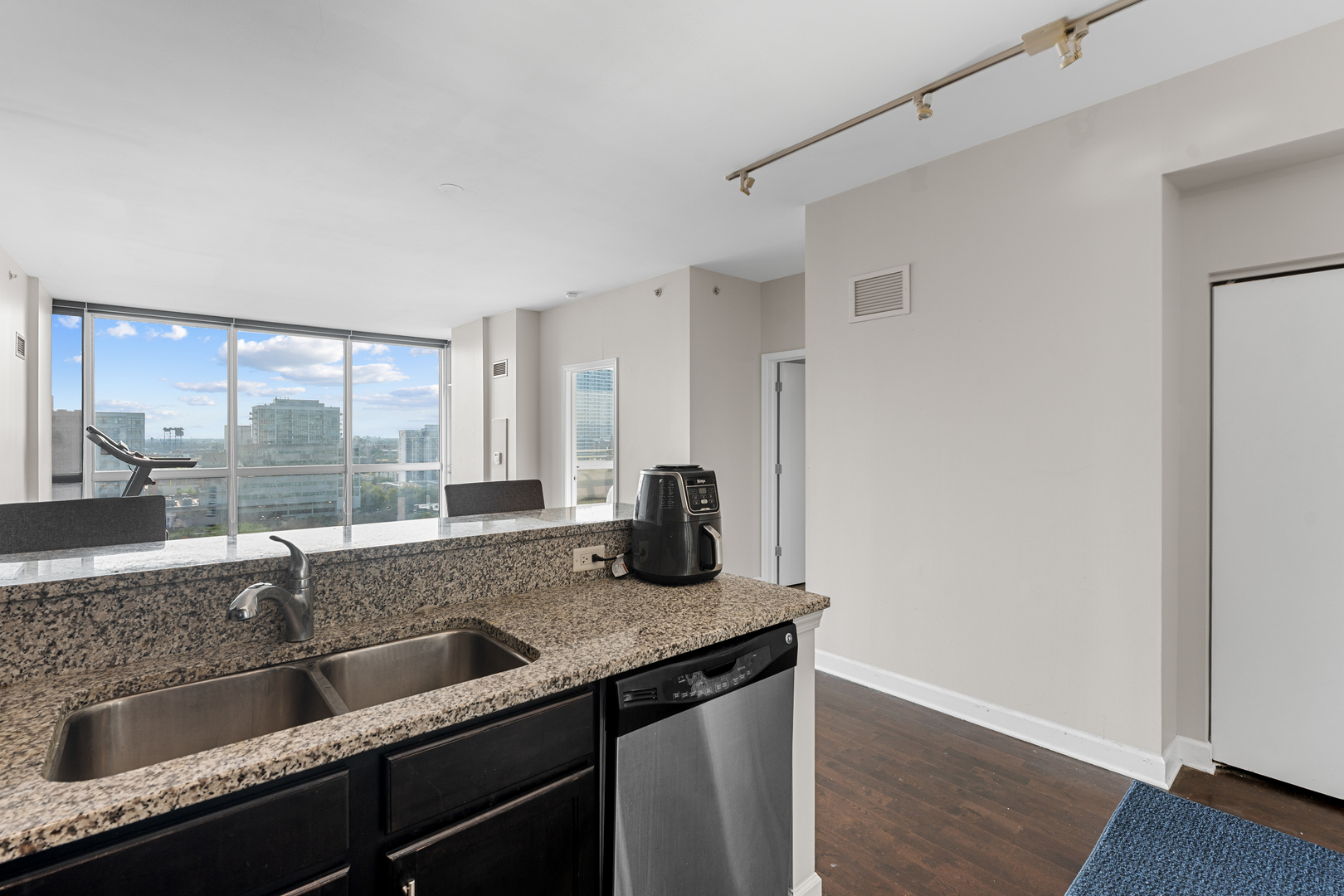 1901 S Calumet Avenue 1312 Property Photo 6