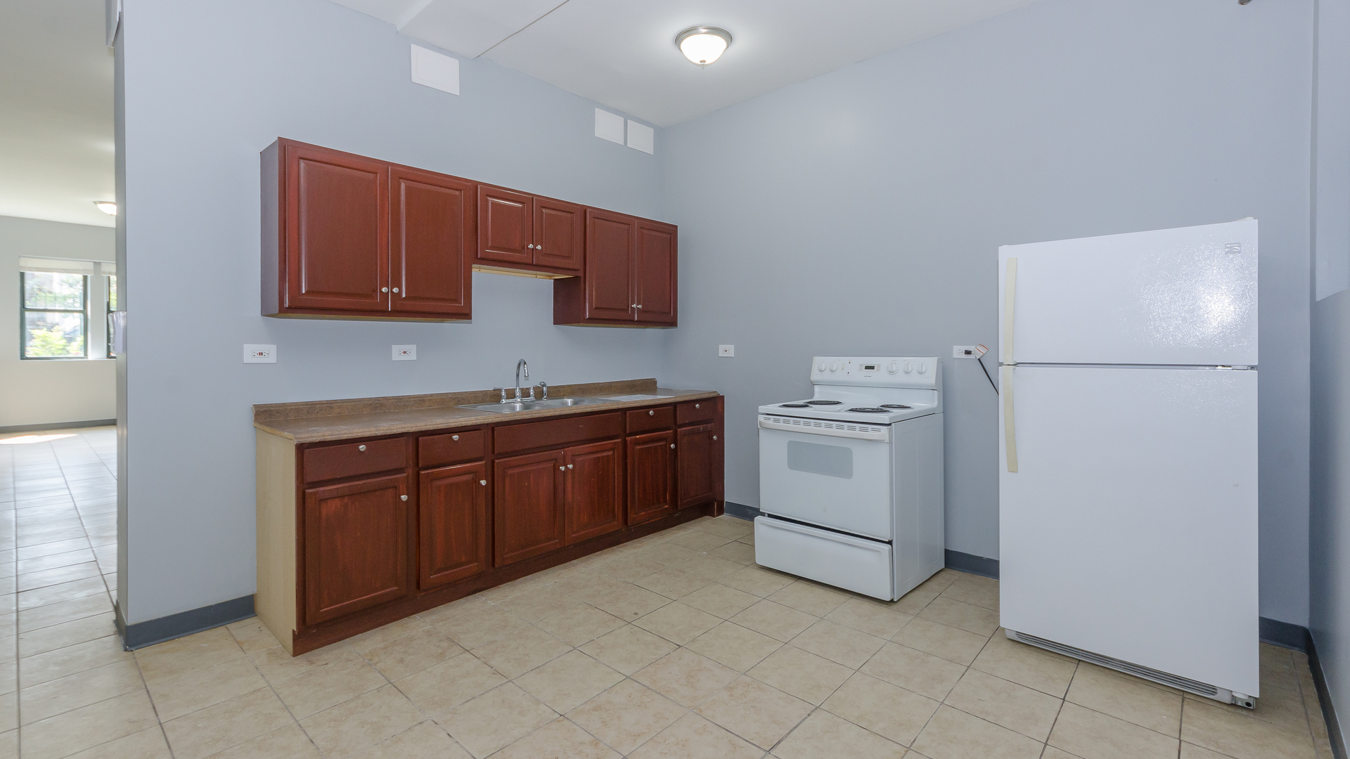 2211 E 69th Street G Property Photo 4