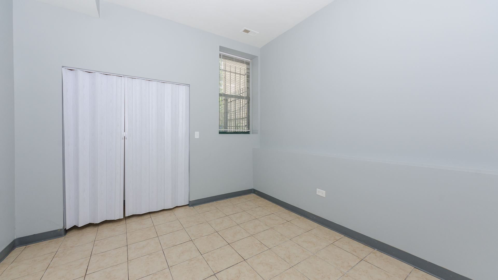 2211 E 69th Street G Property Photo 7