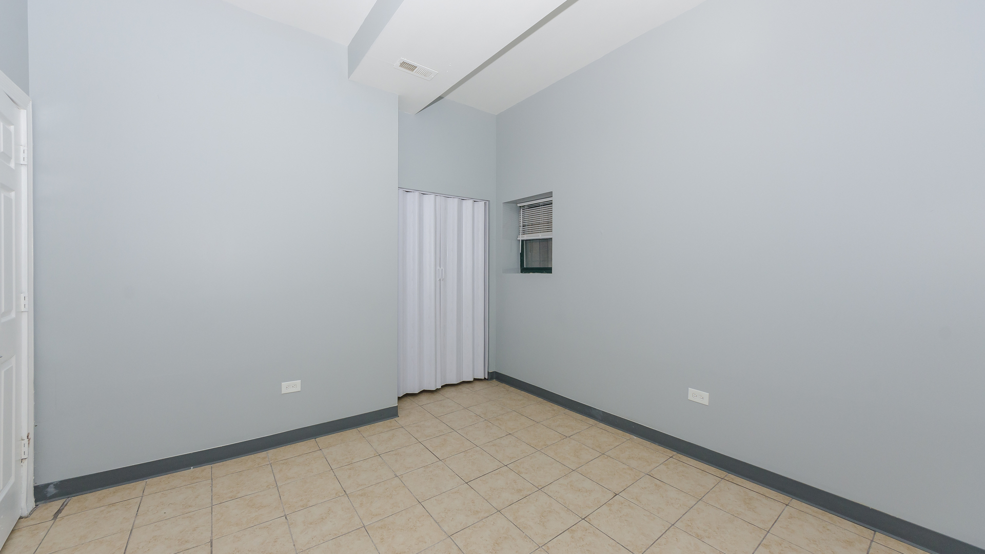 2211 E 69th Street G Property Photo 8