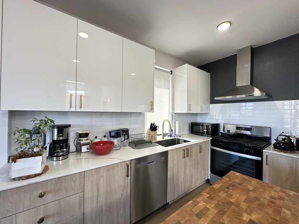 908 N California Avenue 3f Property Photo 4