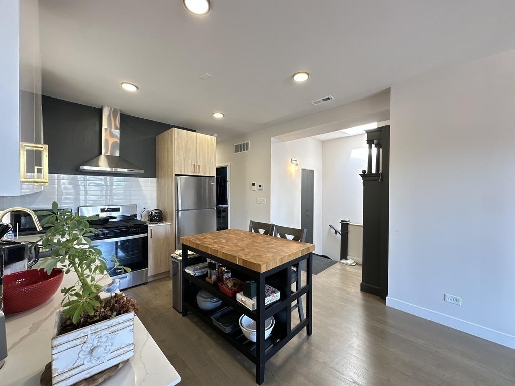 908 N California Avenue 3f Property Photo 5