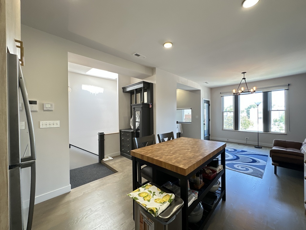 908 N California Avenue 3f Property Photo 6