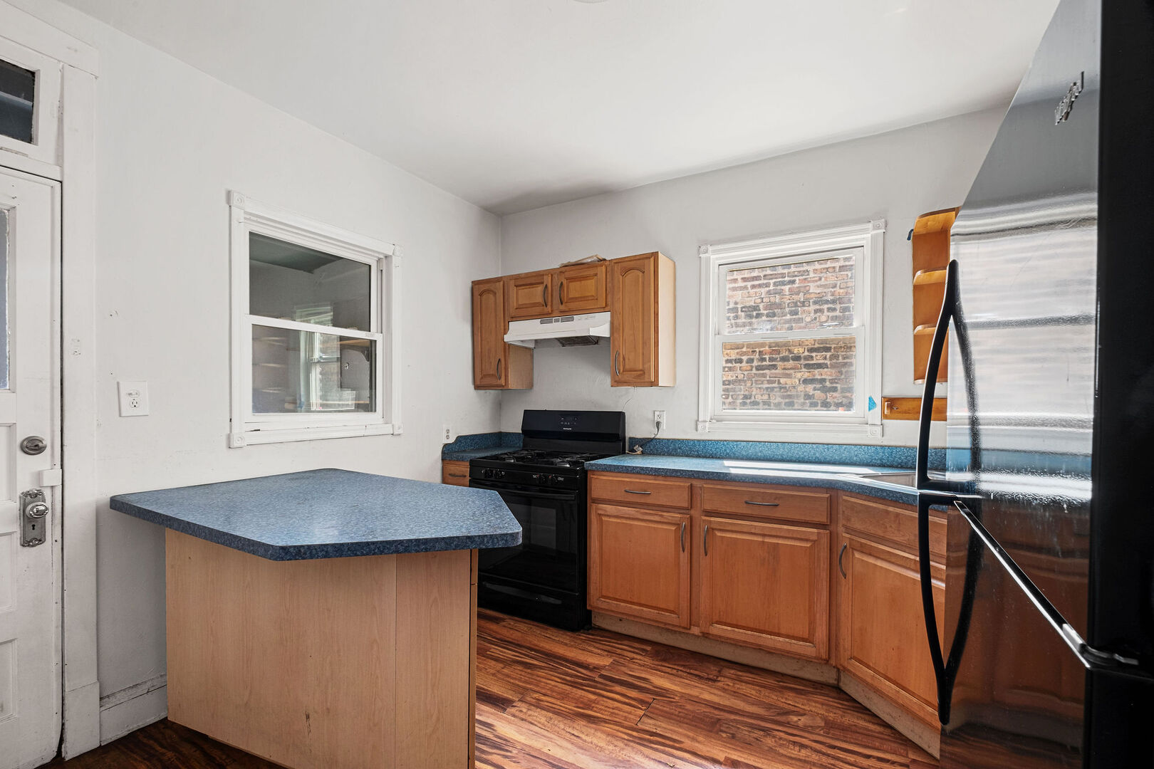 2019 N Leclaire Avenue Property Photo 6