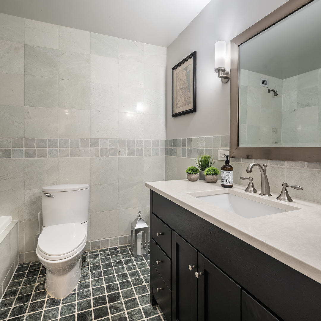 1030 N State Street 2gh Property Photo 24