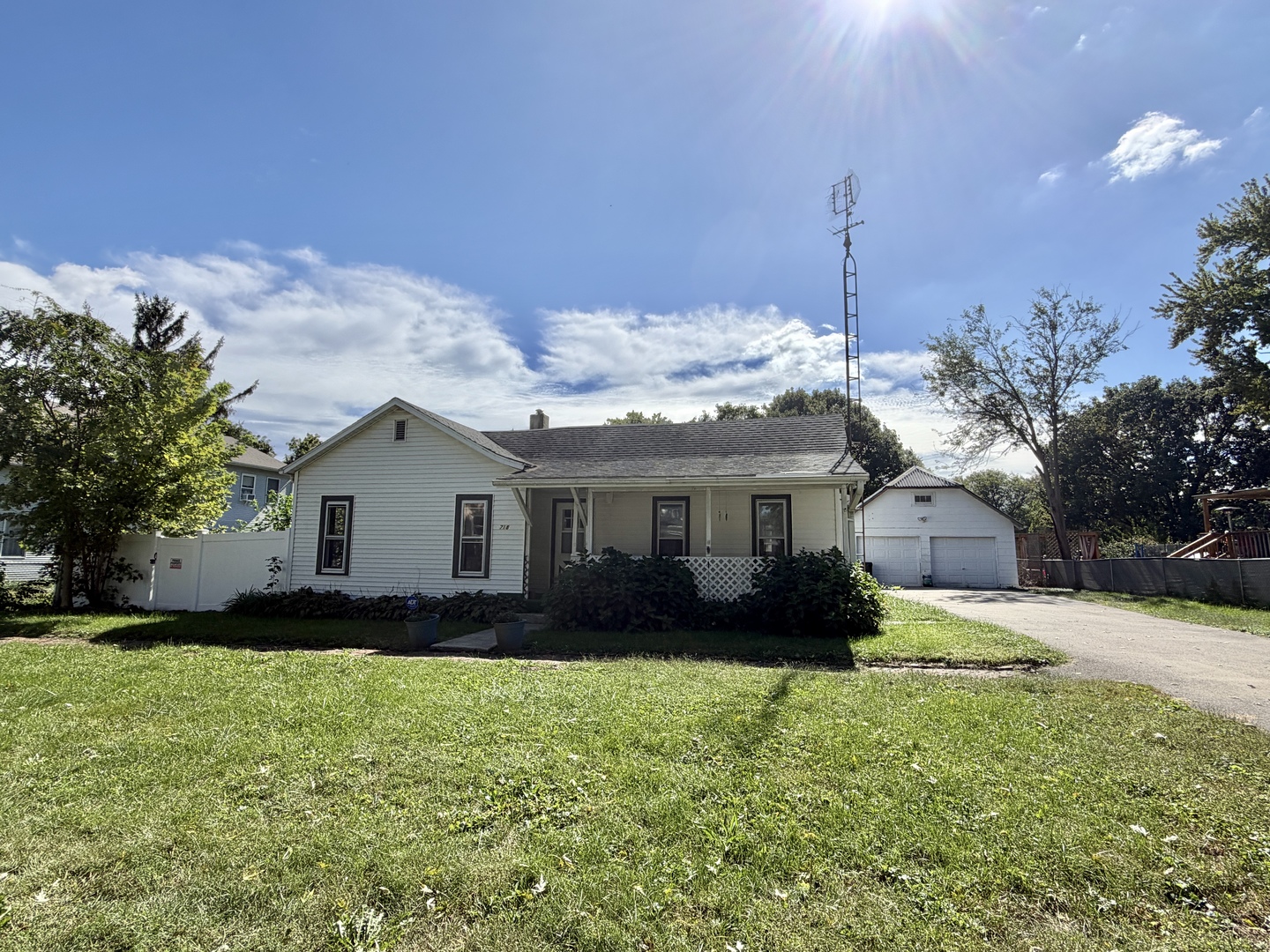 718 E Allen Street Property Photo 1