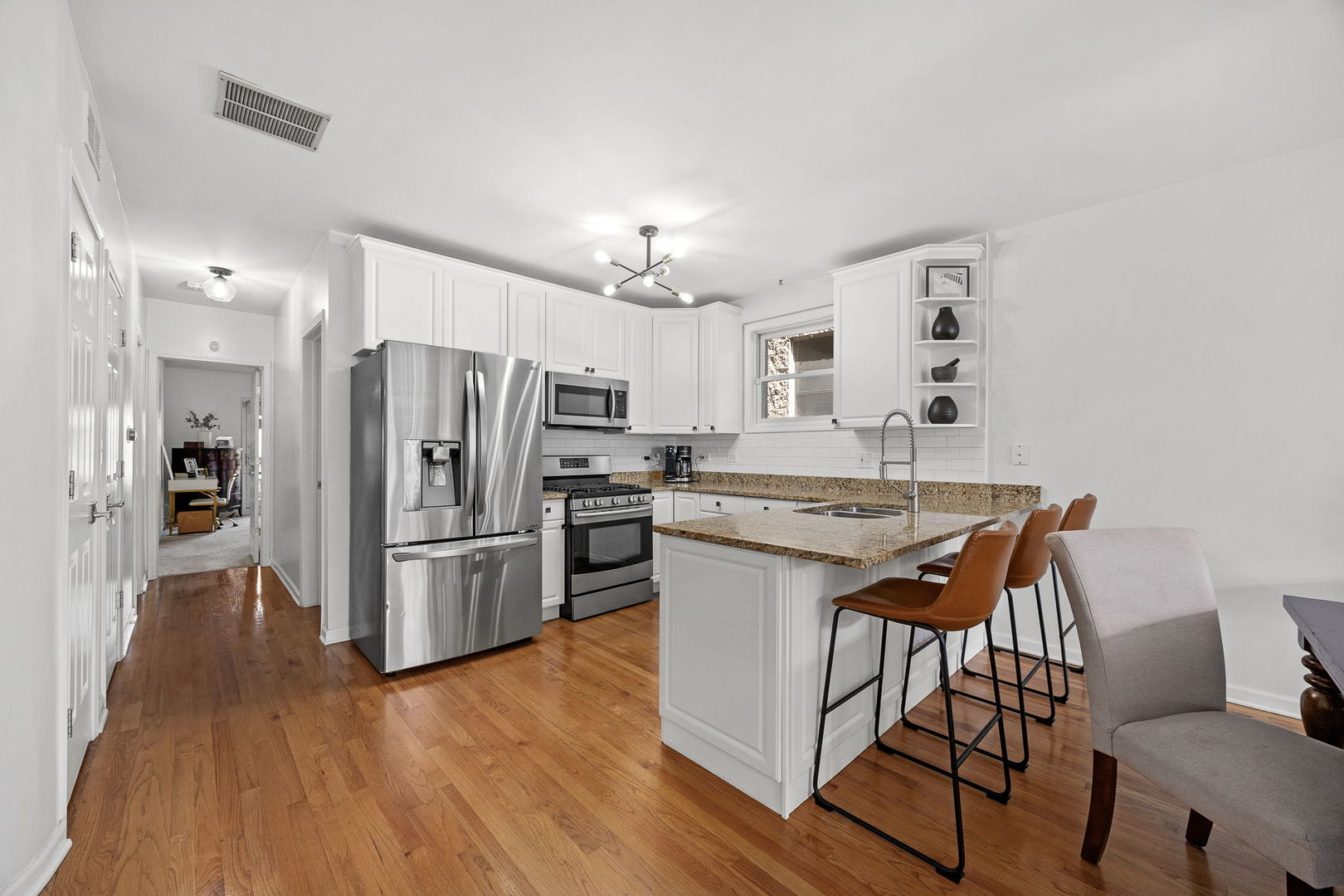 1916 W Belmont Avenue 2e Property Photo 6