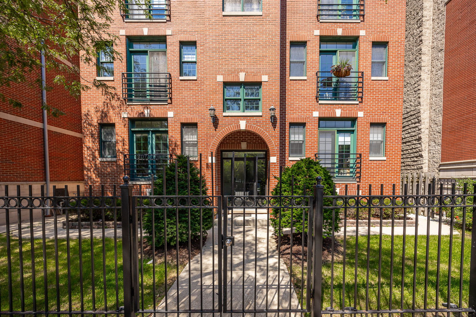 1916 W Belmont Avenue 2e Property Photo 14