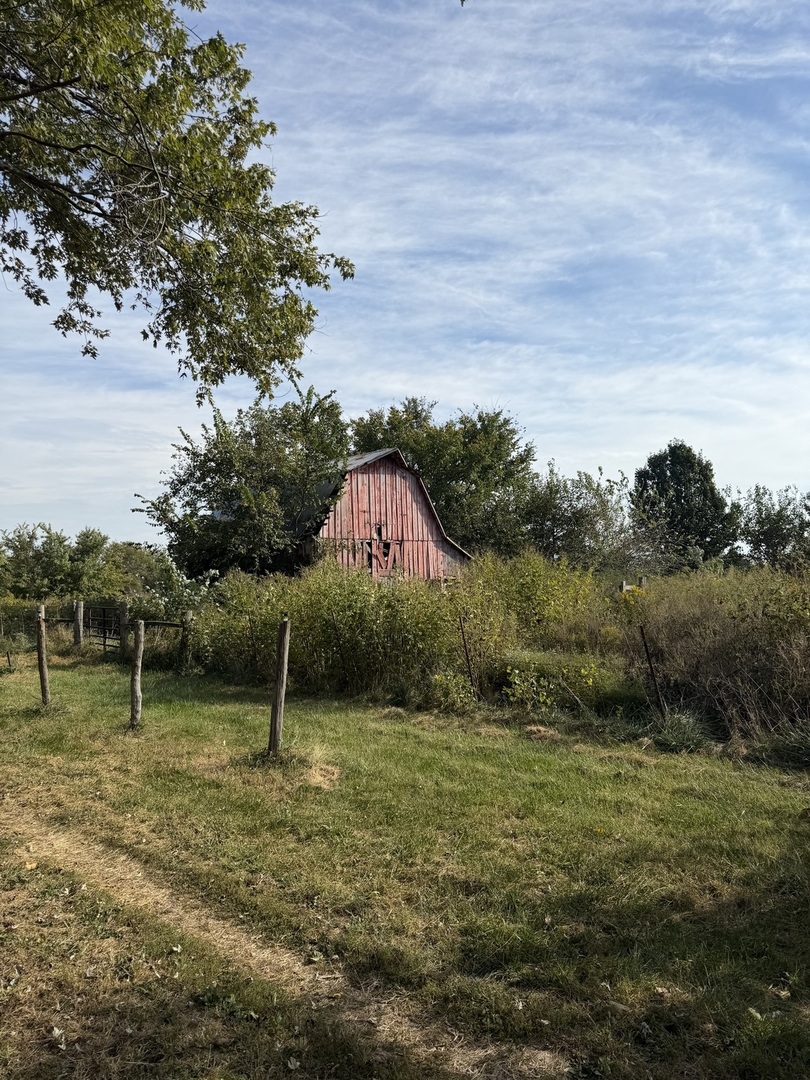 8141 E Tamaroa Road Property Photo 2