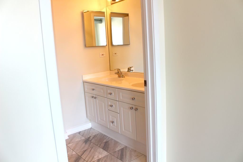 4537 S Drexel Boulevard 409 Property Photo 17