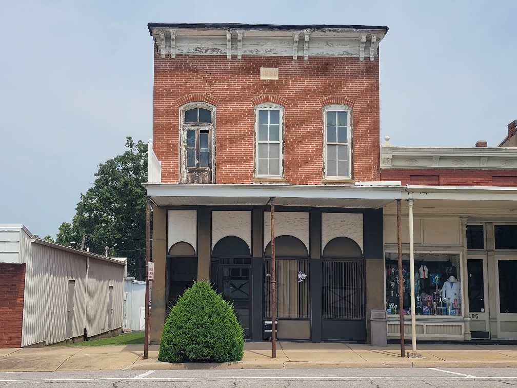 211 W Saint Louis Street Property Photo 1