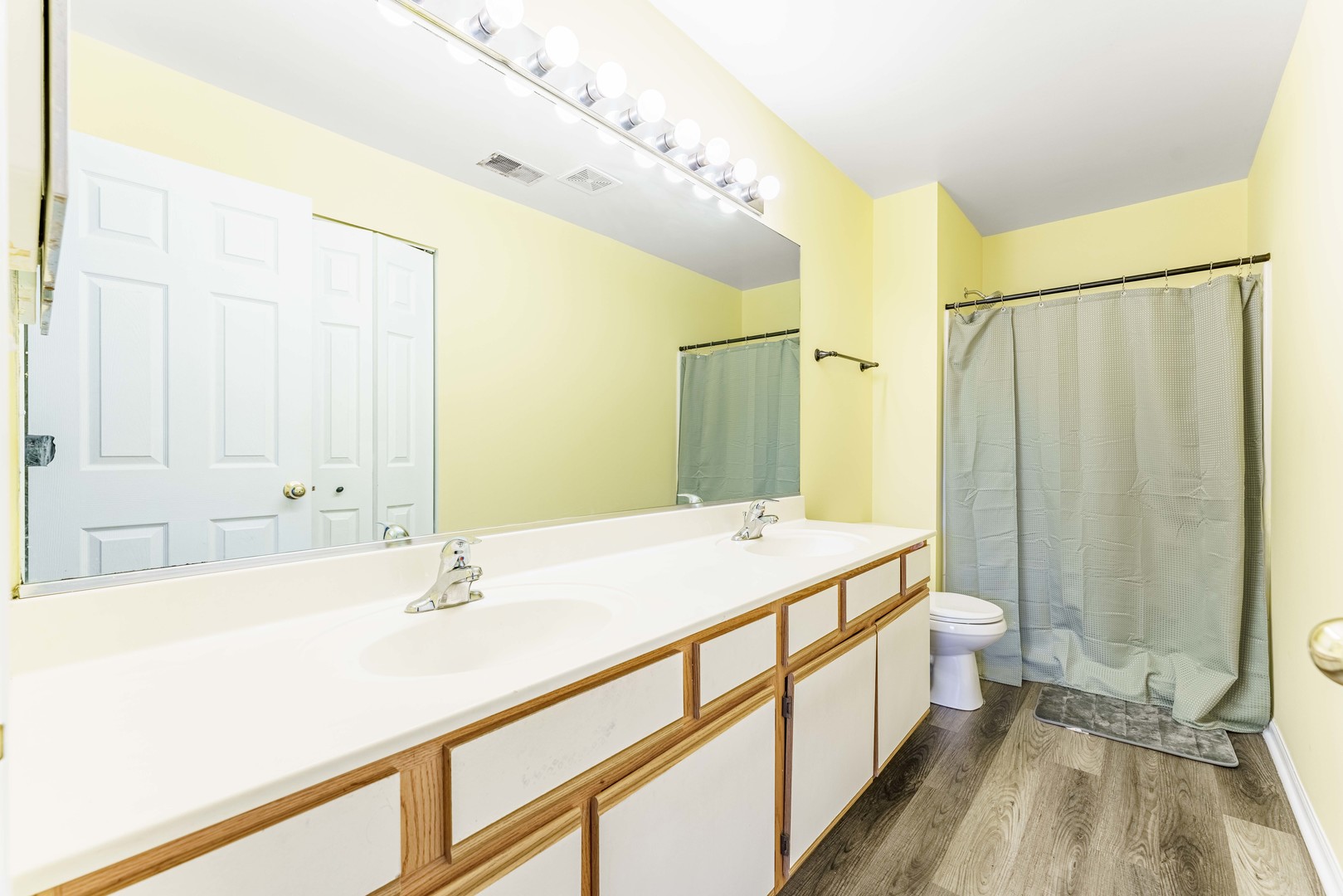 1011 Sommerset Court C Property Photo 9