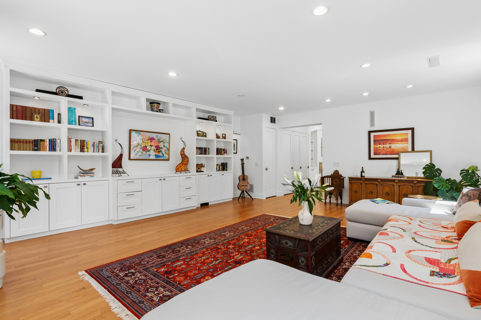 1728 N Hudson Avenue Property Photo 8