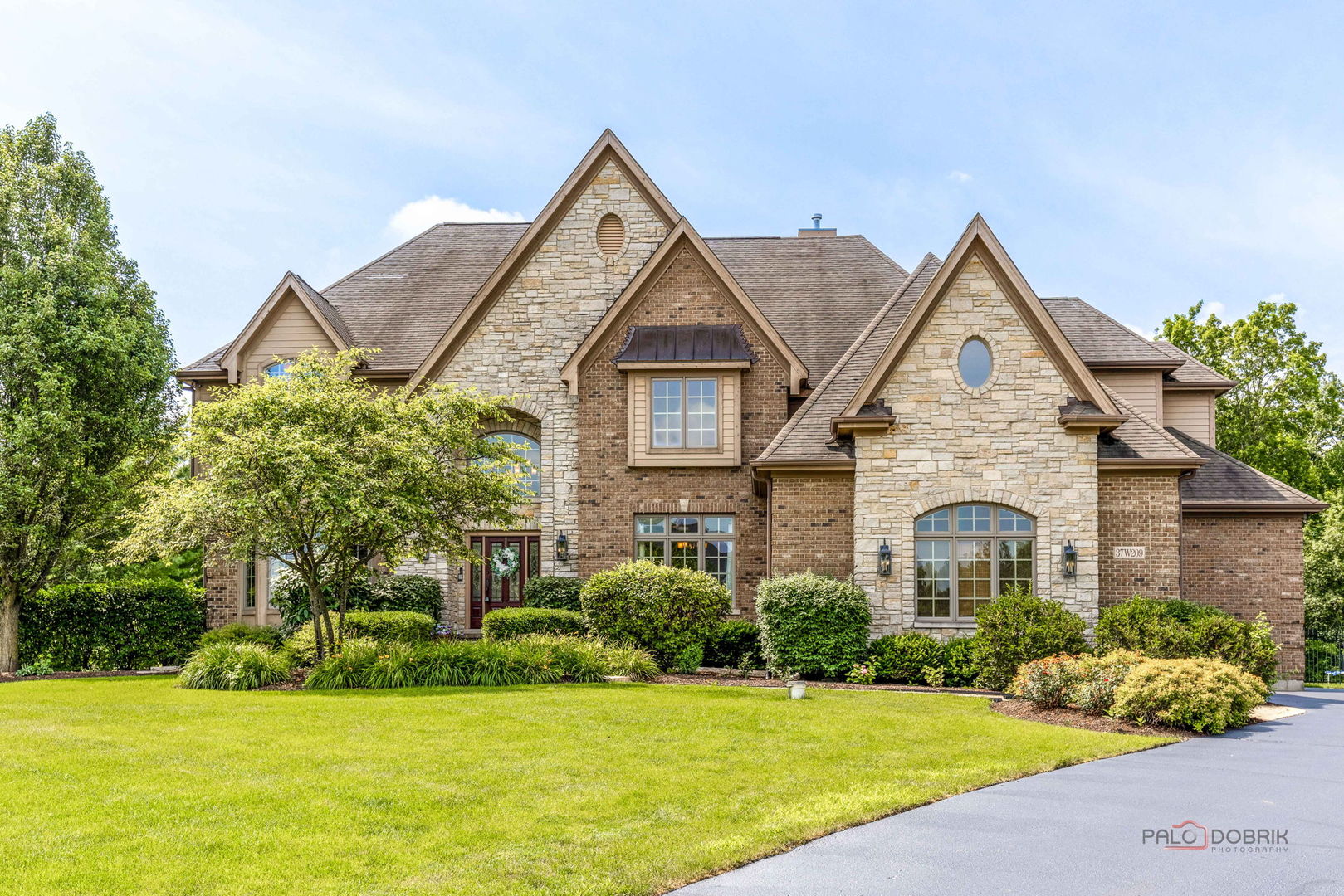 37w209 Deer Pond Court Property Photo 1