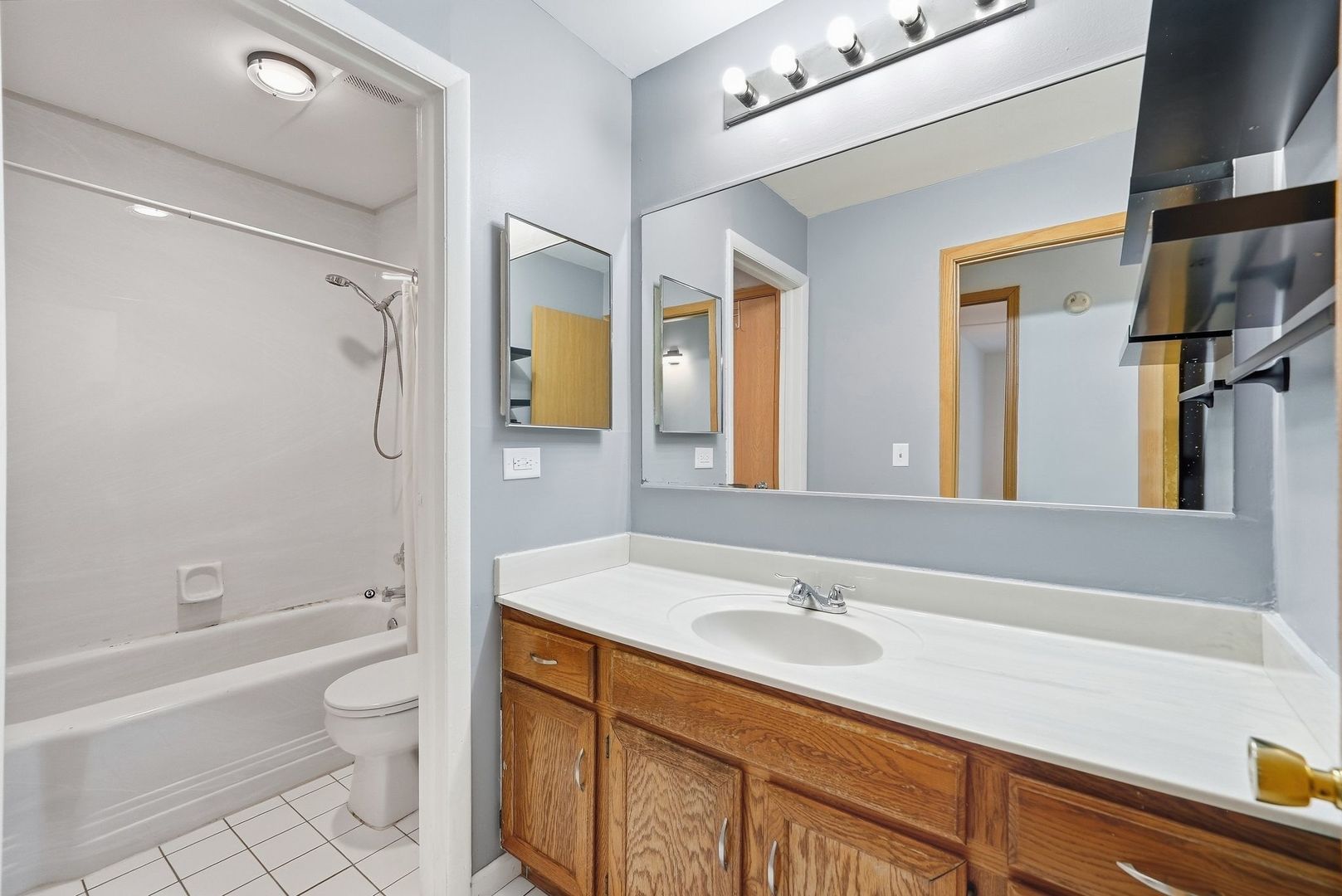 9s110 Lake Drive 104 Property Photo 16