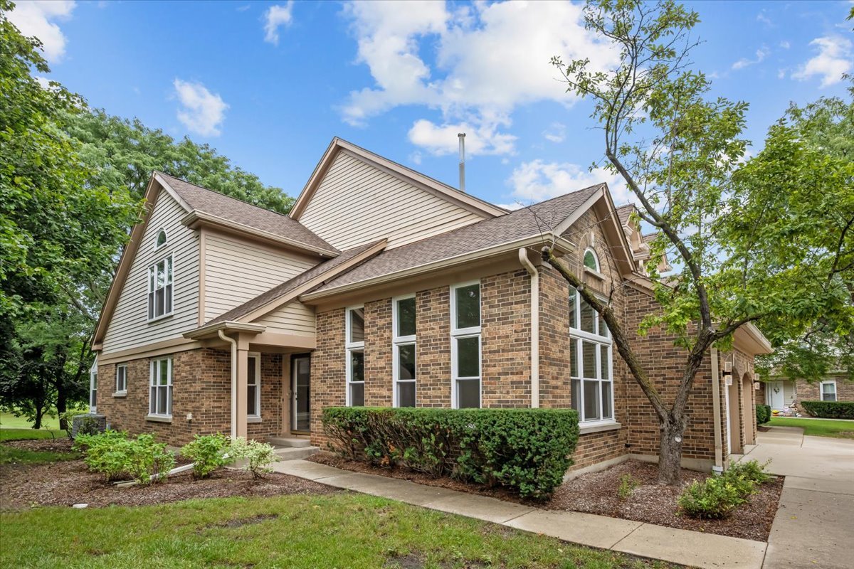 352 Satinwood Court Property Photo 1