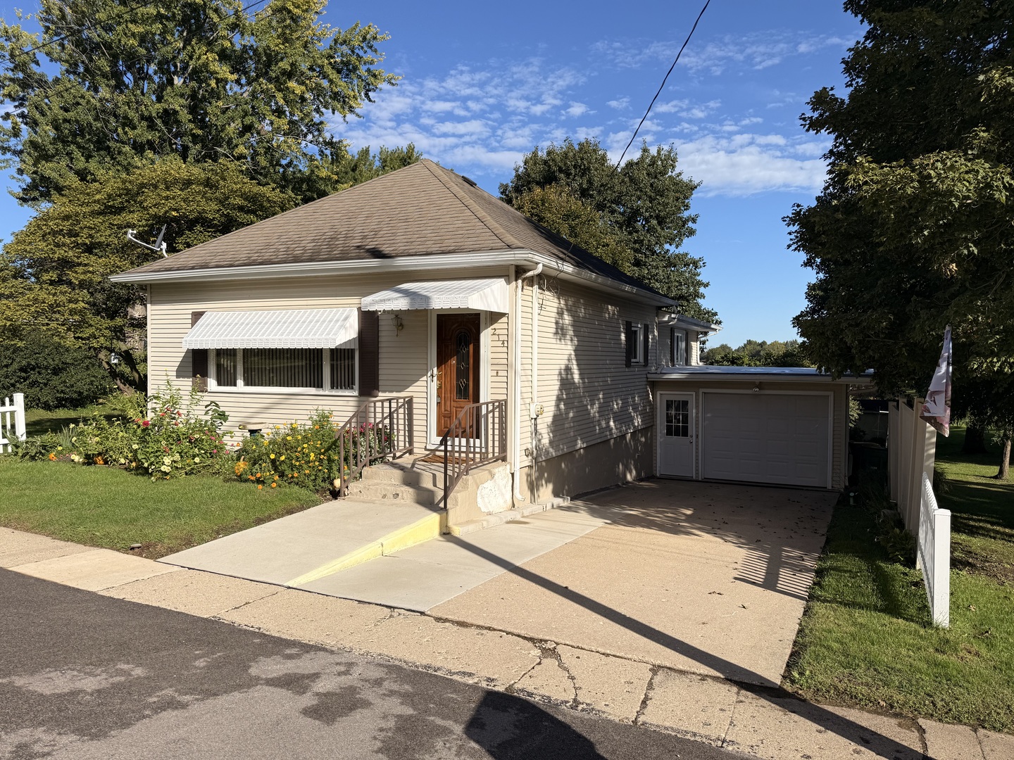 214 W Hennepin Street Property Photo 1