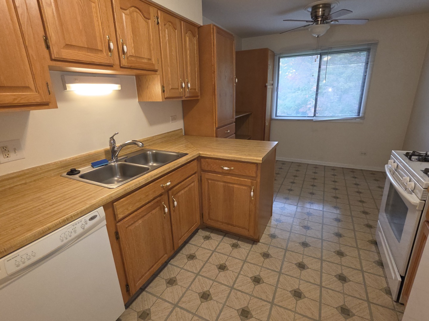 928 Surrey Drive 2b Property Photo 3