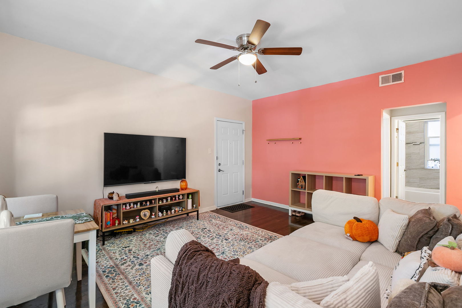 4857 N Lawndale Avenue 202 Property Photo 3