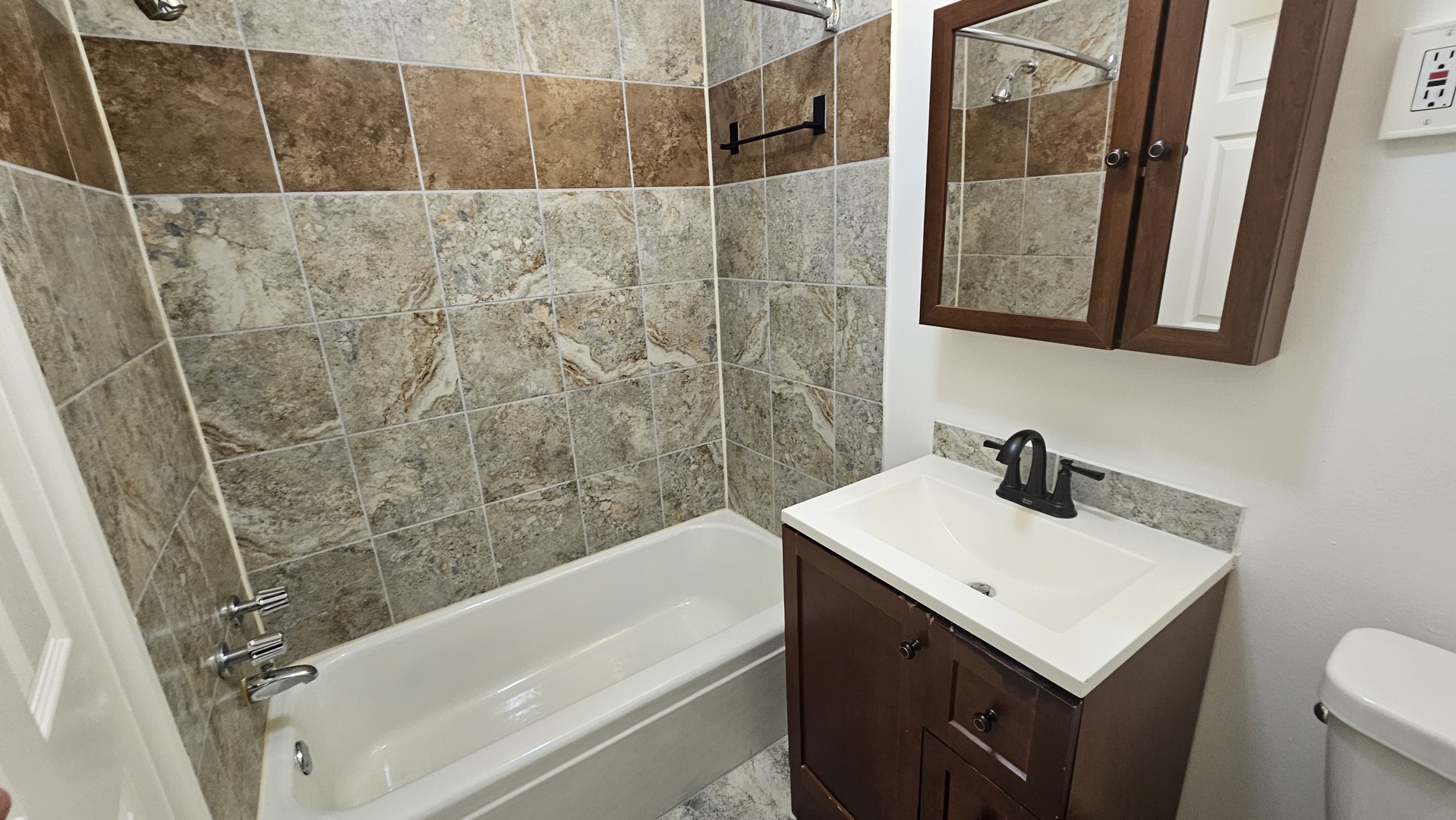 2250 N Lincoln Avenue 201 Property Photo 4