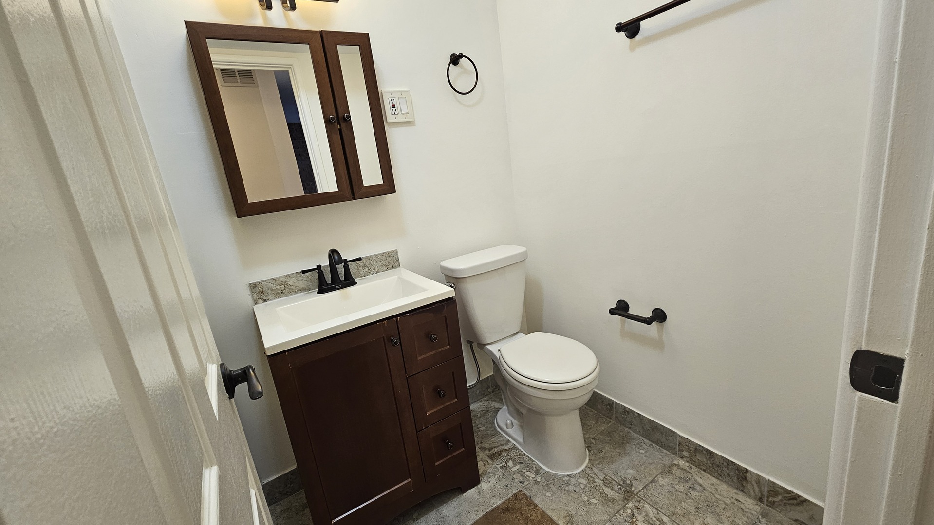 2250 N Lincoln Avenue 201 Property Photo 5