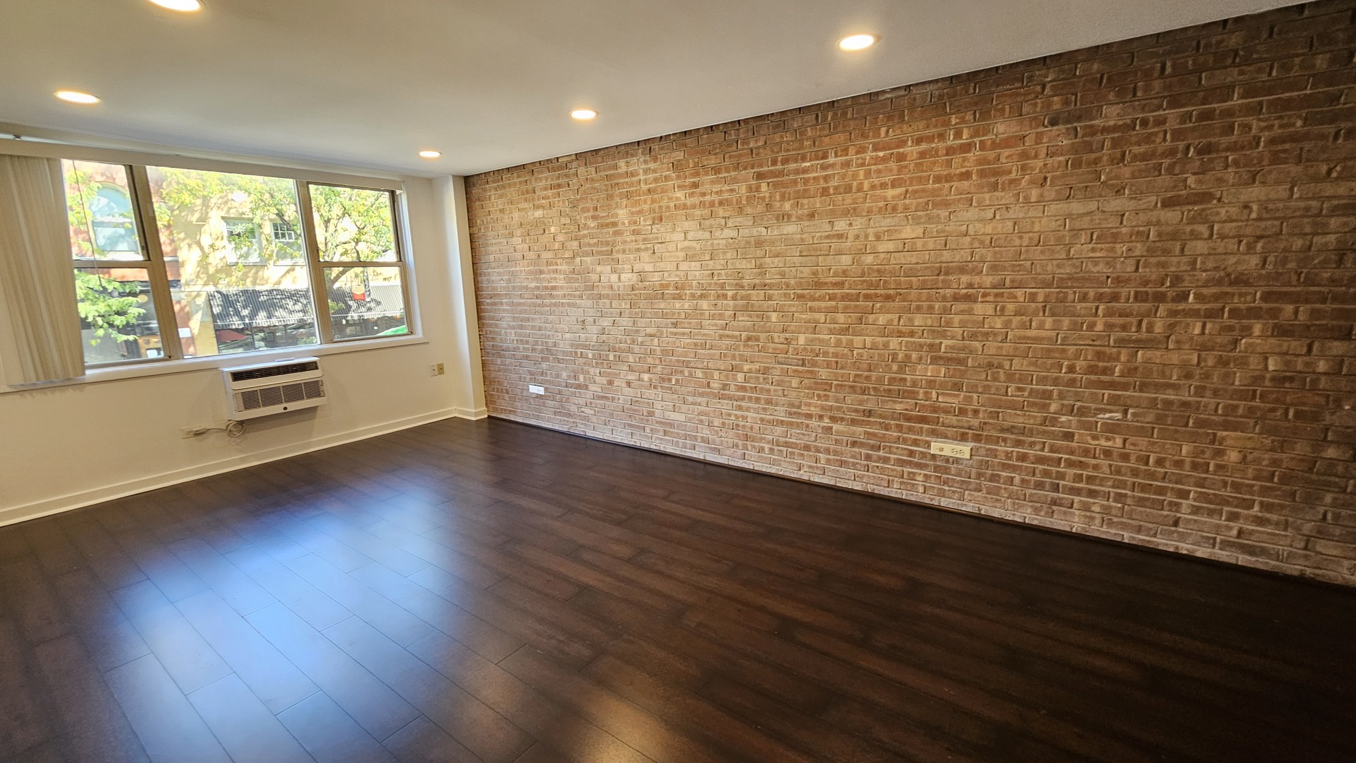 2250 N Lincoln Avenue 201 Property Photo 9