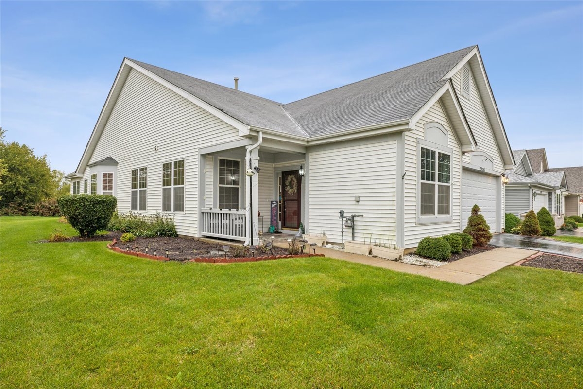 39581 N Cambridge Boulevard Property Photo 1