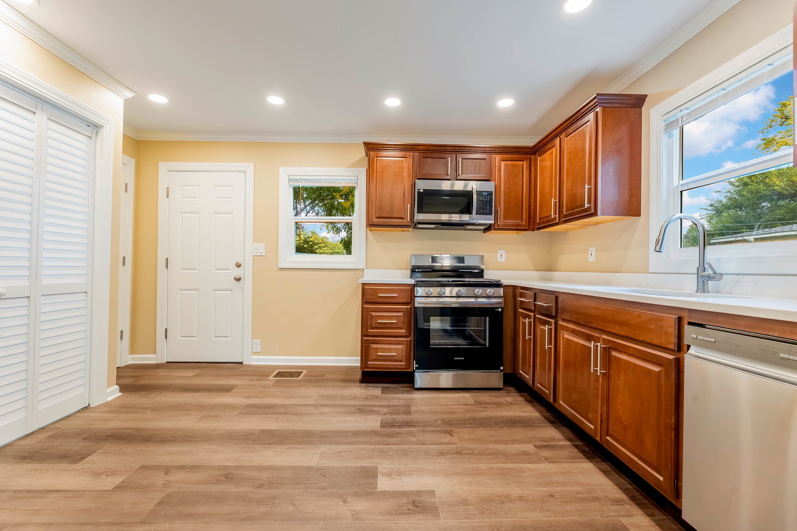 1135 E Galena Boulevard Property Photo 8