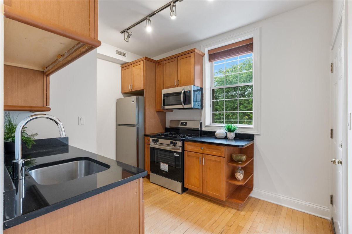 6454 N Bosworth Avenue 2a Property Photo 7