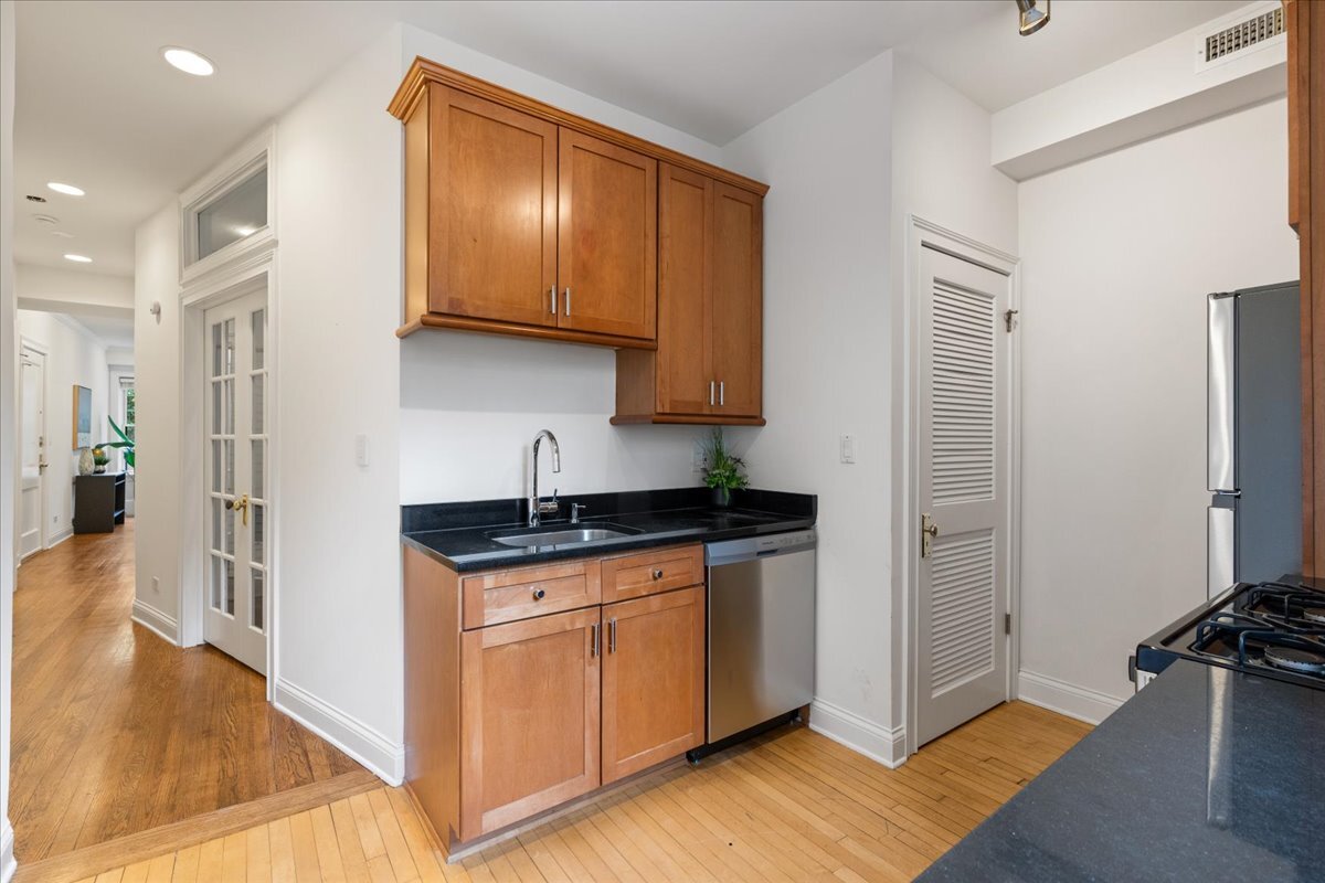 6454 N Bosworth Avenue 2a Property Photo 8