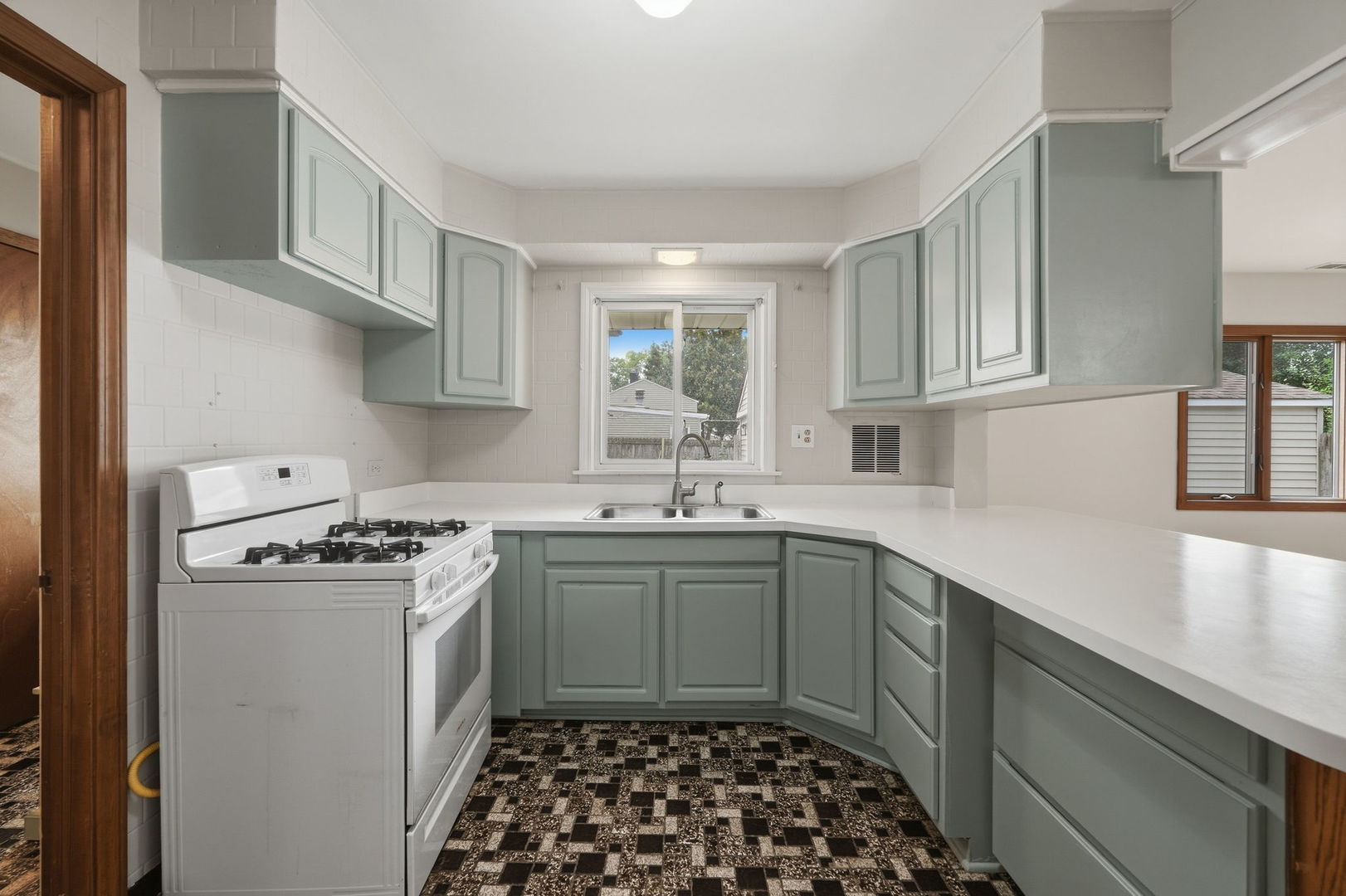 834 S Wolf Road Property Photo 8