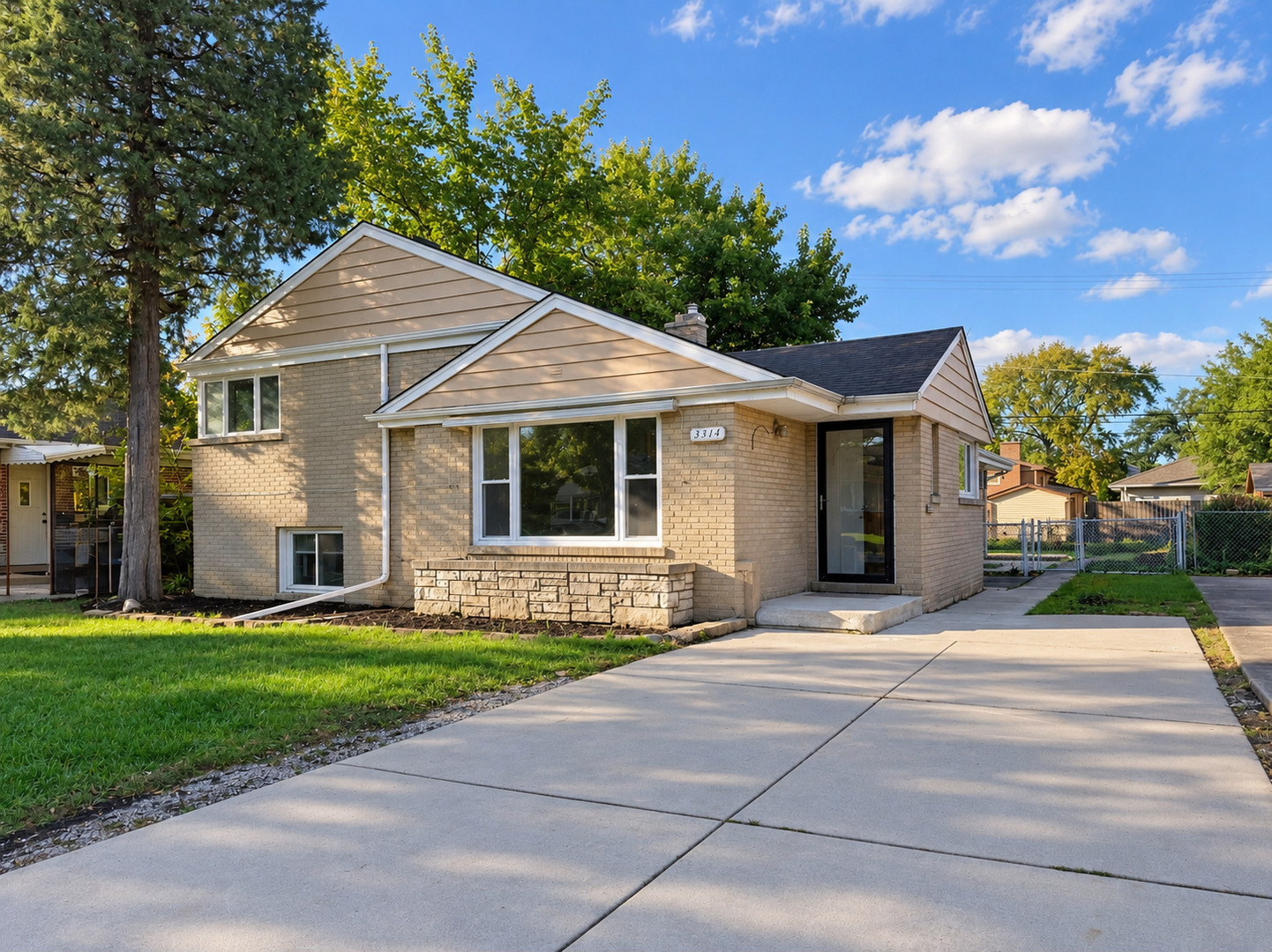 3814 W Sherwin Avenue Property Photo 1