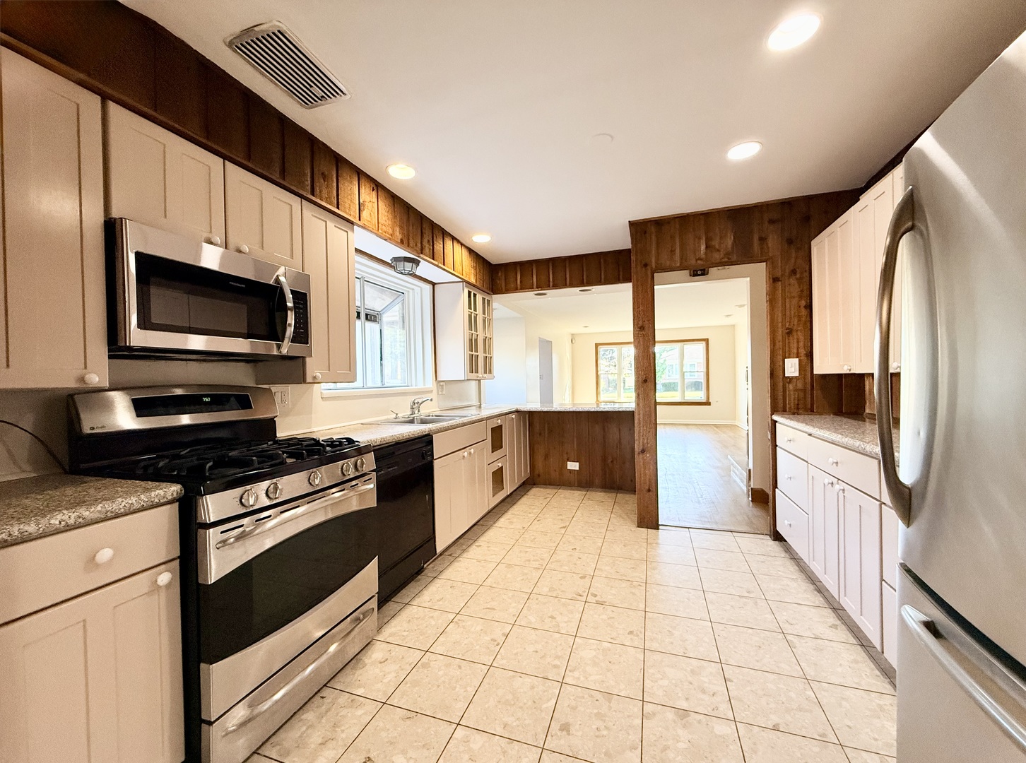 3814 W Sherwin Avenue Property Photo 10