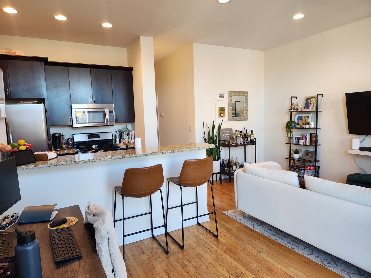 918 W Belmont Avenue 405 Property Photo 2
