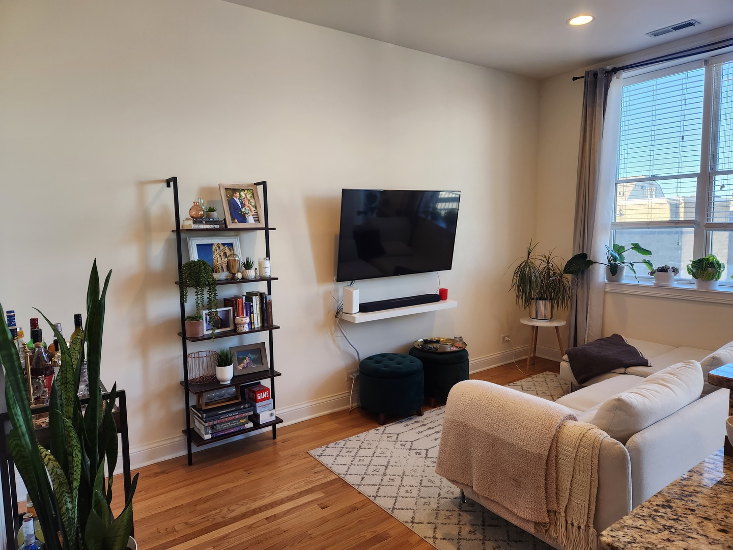 918 W Belmont Avenue 405 Property Photo 6