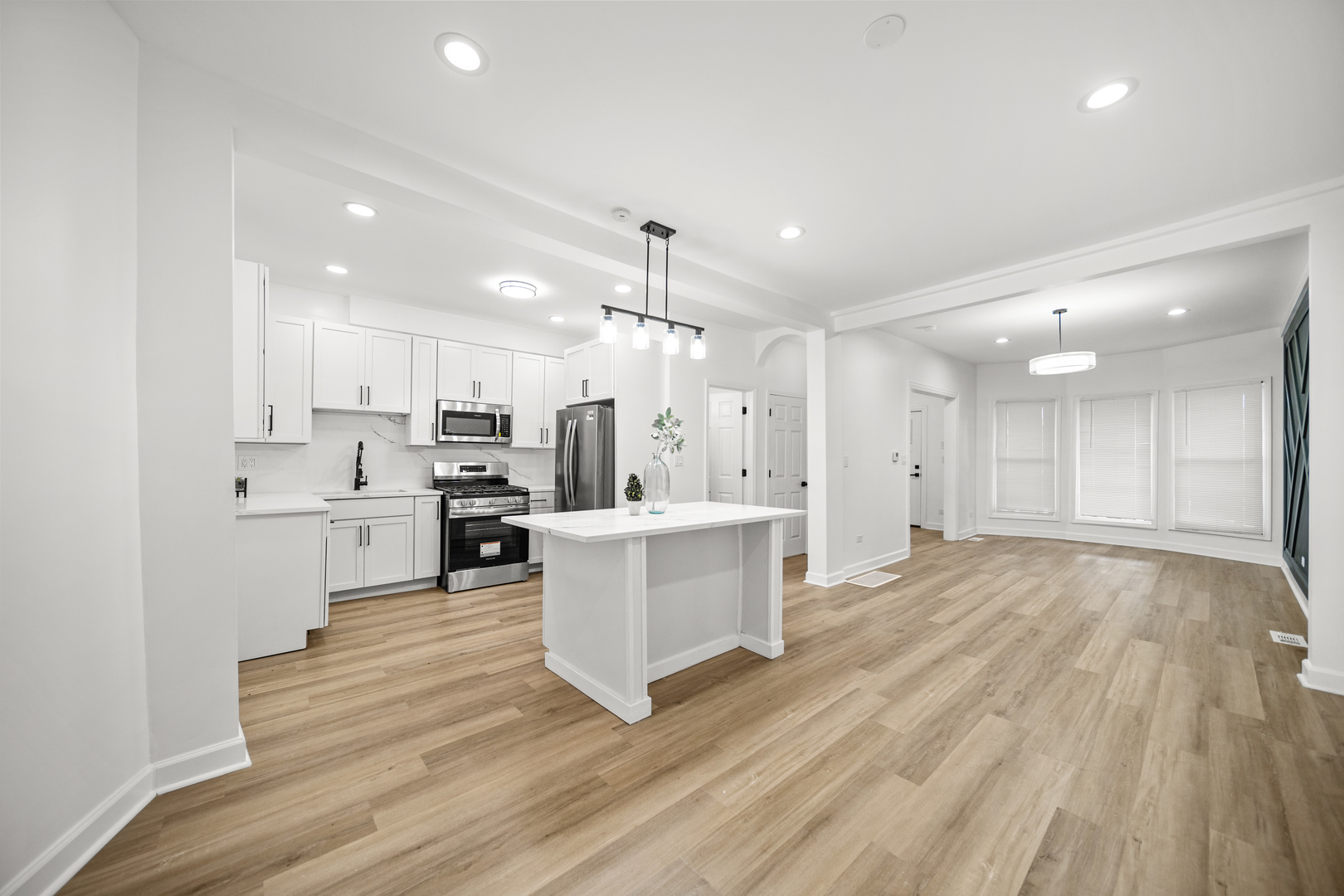 639 N Leamington Avenue Property Photo 3