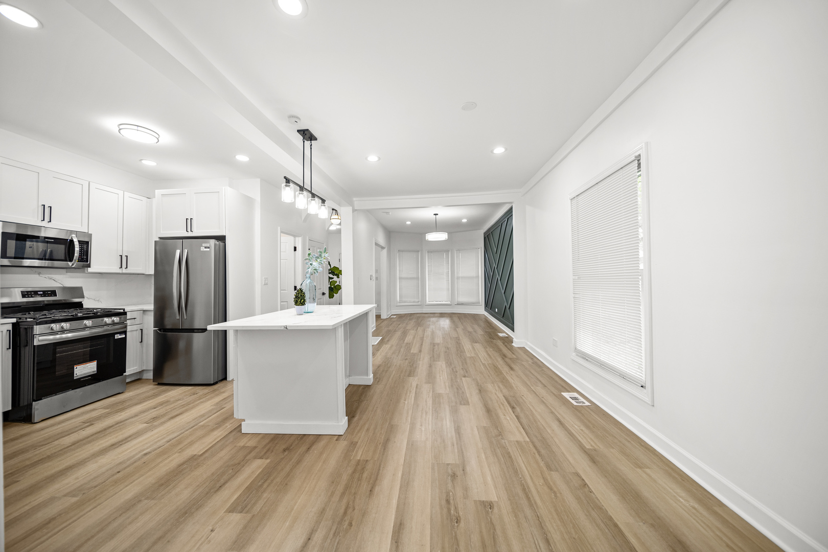 639 N Leamington Avenue Property Photo 4