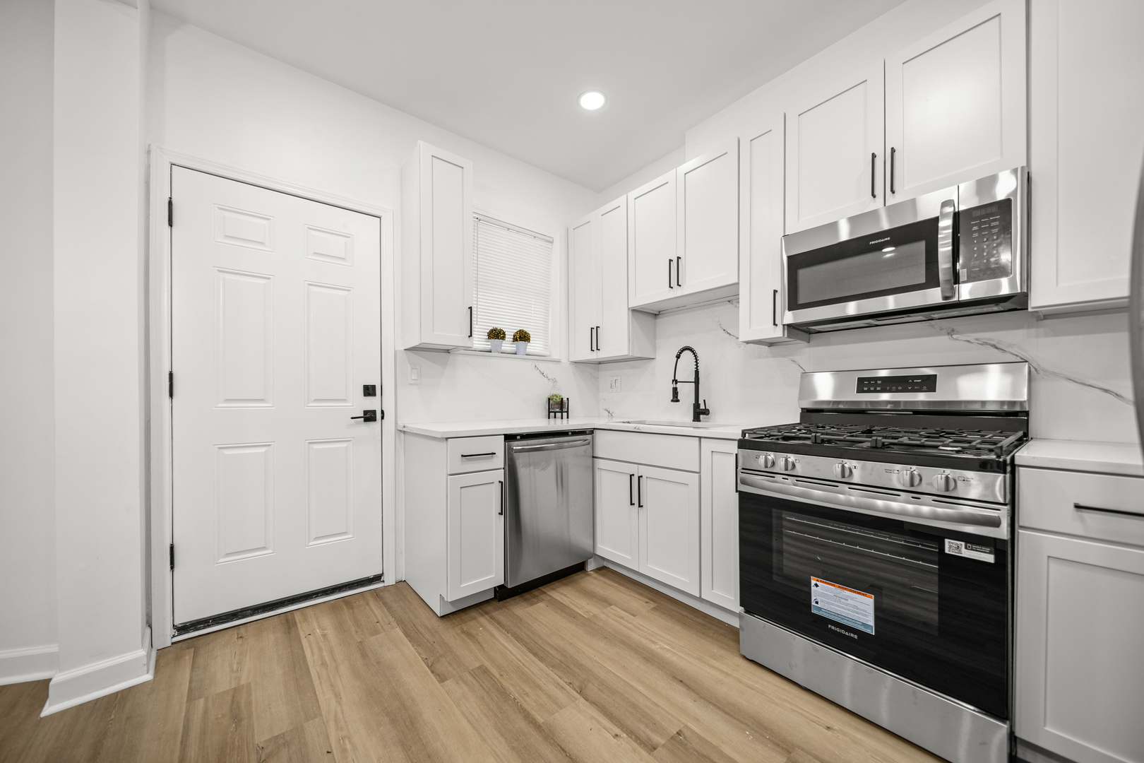 639 N Leamington Avenue Property Photo 7